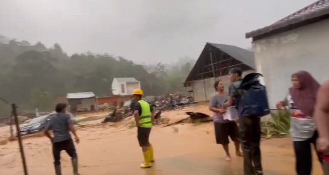 
					Banjir Disertai Gelondongan Kayu Kembali Terjang Tapanuli Tengah, Tanggul Darurat Jebol