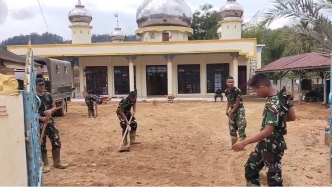 
					TNI AL Kebut Bersihkan Material Sisa Banjir Jelang Ramadhan di Tukka Tapteng