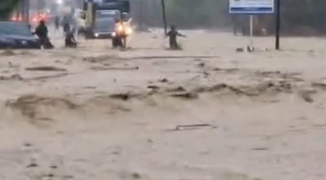 
					Jelang Ramadhan, Banjir Kembali Terjang Tapteng, Sejumlah Ruas Jalan Lumpuh