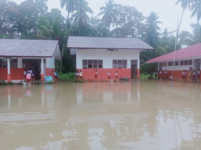 
					Hujan Deras, Tiga Desa di Siabu Kembali Banjir