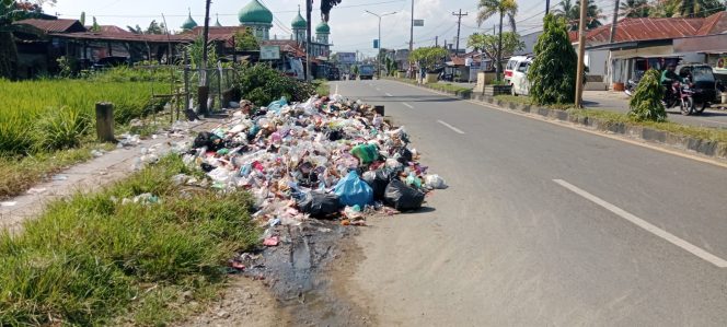 
					Sampah Di Kayu Jati Menggunung, Tidak Jauh Dari Kantor Camat Panyabungan