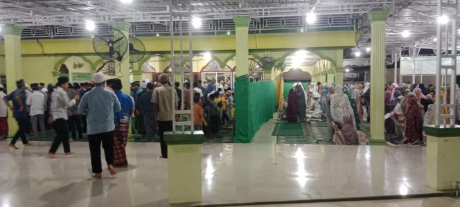 
					Diguyur Hujan Hingga Magrib, Jamaah Tarawih Malam Pertama Dipadati Warga