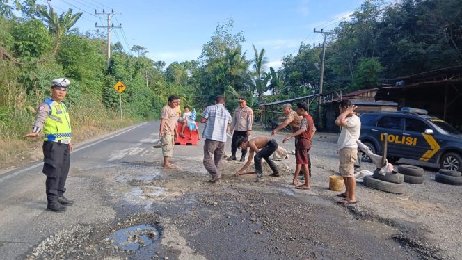 
					Gerak Cepat Polsek Siabu Tambal Jalan Berlubang Usai Telan Empat Korban Luka