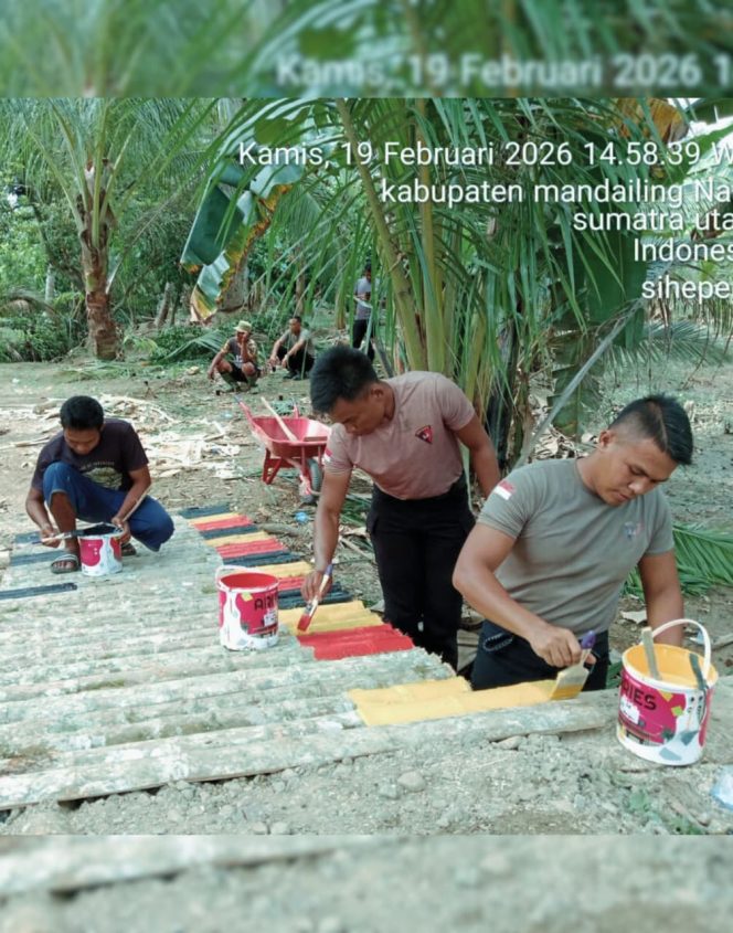 
					Brimob Poldasu Bangun Jembatan Darurat di Desa Somanggal Parmonangan,Akses Warga Kembali Terhubung