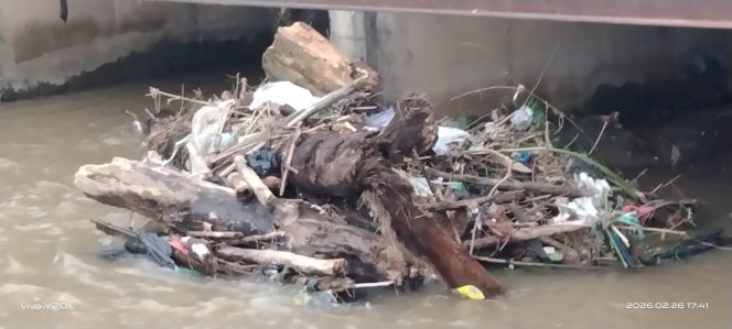 
					Sampah dan Gelondongan Kayu Menumpuk di Bawah Jembatan Aek Mata