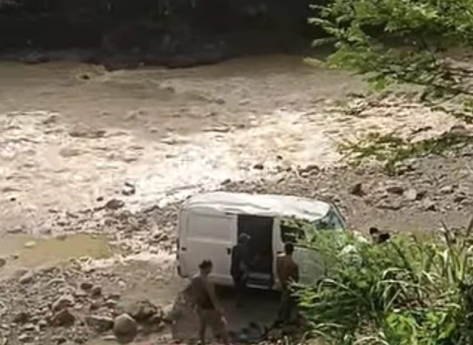 
					Breaking News: Mobil Cargo Pengantar Paket Terjun ke Sungai di Ranto Sore, Diduga Sopir Mengantuk