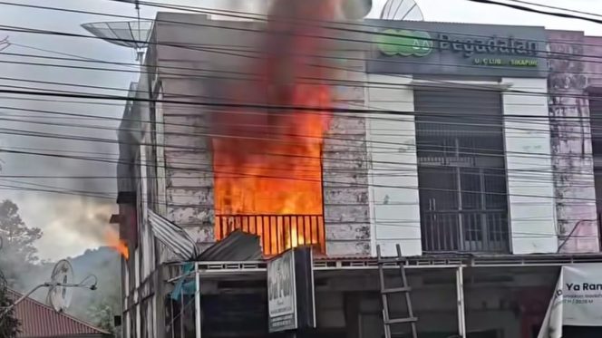 
					Kebakaran Ruko di Lubuk Sikaping: Bangunan di Samping Pegadaian Ludes Dilalap Api