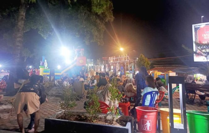 
					Taman Kota Panyabungan Ramai Padat Jelang Idul fitri
