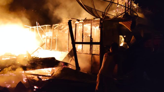 
					Kebakaran di Singkuang Hebohkan Warga, 4 Unit Rumah Rata