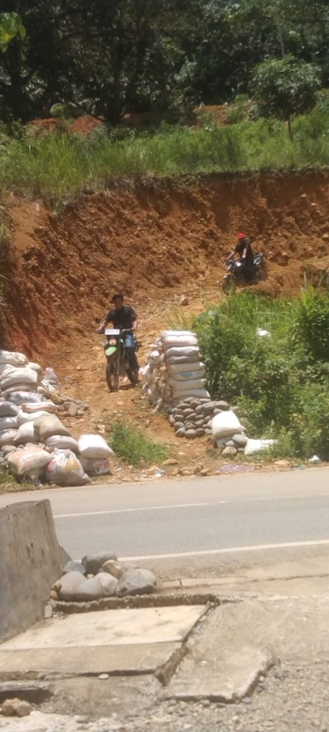 
					Warga Desa Jambur Baru Dipaksa Bangun Kembali Jalan yang Rusak