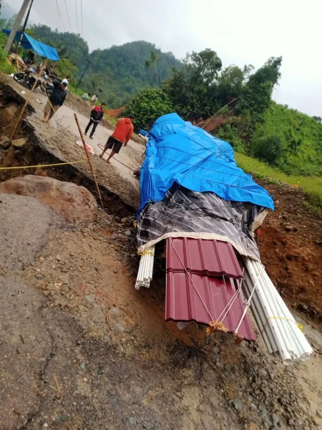 
					Jalan ke Pantai Barat Rusak Parah, Warga Minta Pemerintah Cepat Turun Tangan