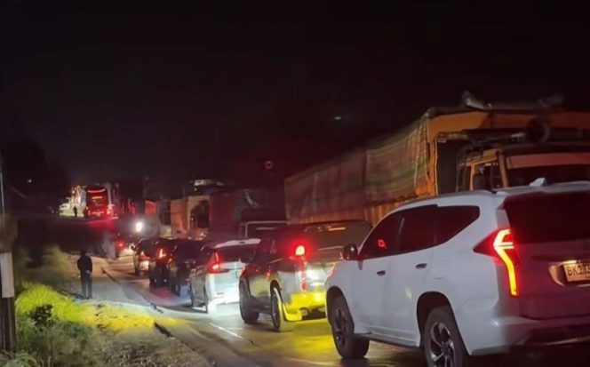 
					Kemacetan Total, Truk Rusak Lumpuhkan Akses Sumut–Riau hingga Dini Hari