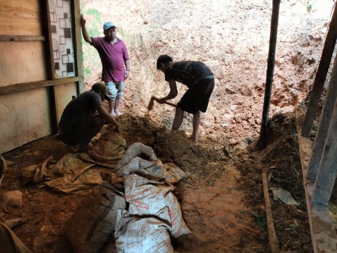 
					3 Jam Diguyur Hujan, 1 Unit Rumah di Simpang Mandepo Muarasipongi Tertimpa Longsor