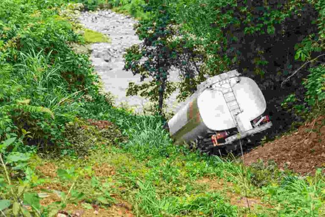 
					Jalan Rusak, Truck CPO Terguling di Sipogu