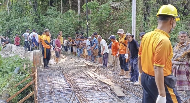
					Polres Madina dan Warga Aek Mata Bangun Jembatan Merah Putih Presisi Polri