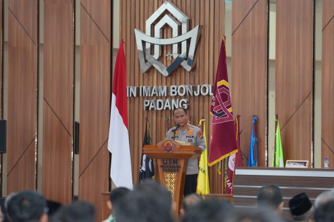 
					Kapolda Sumbar Berikan Kuliah Umum dan Pimpin Penanaman Pohon di UIN IB Padang dalam Rangka Hardiknas 2026