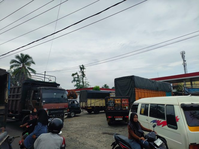 
					Truk Fuso Buru Solar di SPBU Pasar Baru Picu Kemacetan Parah