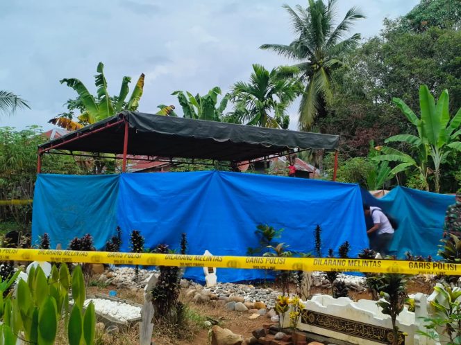 
					Misteri Kematian di Lubang Emas Kilometer II, Makam Solih Akhirnya Dibongkar-Autopsi