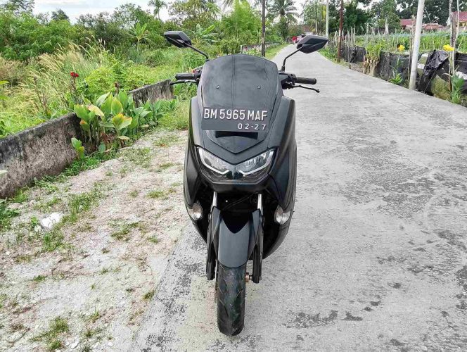 
					Curanmor Merajalela, Motor Warga Diparkir di Depan Rumah Jalan Tiung Sukajadi Raib digondol Maling, Korban Minta Pelaku Segera Ditangkap Pihak Kepolisian   Pekanbaru: Aksi pencurian kendaraan bermotor kembali terjadi di kawasan Jalan  Tiung, Sukajadi, Kota Pekanbaru. Seorang warga bernama Arzie Septian Prawira yang juga merupakan anggota Polisi berdinas di Polda Riau, menjadi korban kehilangan sepeda motor jenis Yamaha NMAX dengan no plat BM 5965 MAF, yang diparkir di depan rumahnya di Jalan  Tiung, Sukajadi, Kota Pekanbaru, pada Jumat malam (10/7/2026) sekitar pukul 22.00 WIB.  Peristiwa tersebut diketahui terjadi seketika malam pada saat kejadian. Saat itu korban memarkirkan sepeda motornya di garasi rumahnya dalam kondisi stang terkunci, dan disitu ada 3 buah motor keluarganya.  Sekitar lebih kurang pukul 21.00 WIB, motor tersebut masih ada, karena korban pada saat itu duduk di teras rumah, begitu masuk sebentar kedalam rumah, dan keluar lagi, sekitar pukul 22.00 WIB, motor miliknya sudah tidak kelihatan lagi, hanya saja motor orang tuanya dan adiknya yang ada (2 buah motor).  Korban yang panik kemudian berusaha mencari keberadaan kendaraannya di sekitar lingkungan tempat tinggal, namun tidak membuahkan hasil.   Pelaku terlihat beraksi pada malam hari dengan memanfaatkan situasi lingkungan yang sedang sepi. Pelaku diduga bekerja dengan cepat meski kendaraan dalam kondisi terkunci stang.   “Motor saya parkir di depan rumah, hal ini seperti biasa saya parkir kan setiap harinya dan pada saat keluar sudah tidak ada lagi. Saya berharap pelaku bisa segera ditangkap dan motor saya bisa ditemukan,” ujar Arzie  Korban juga mengaku akan melaporkan kejadian tersebut ke pihak kepolisian dalam hal ini Polsek Sukajadi, Laporan polisi yang akan dilayangkan nya ke Polsek Sukajadi guna proses penyelidikan lebih lanjut terkait kasus pencurian kendaraan bermotor tersebut.  Korban juga mengaku, bahwa surat-surat kendaraannya, seperti STNK dan BPKB, diletakkan di dalam Jok Motornya.  Kasus curanmor di wilayah permukiman masih menjadi perhatian masyarakat Kota Pekanbaru. Warga diimbau untuk meningkatkan kewaspadaan dengan menambah pengamanan kendaraan, seperti penggunaan kunci ganda maupun parkir di lokasi yang lebih aman dan mudah dipantau, guna mencegah aksi pencurian serupa kembali terjadi. Red.