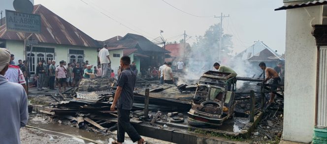 
					Pagi Pagi, Kebakaran Hebat Terjadi di Panyabungan Tonga, 3 Rumah Rata