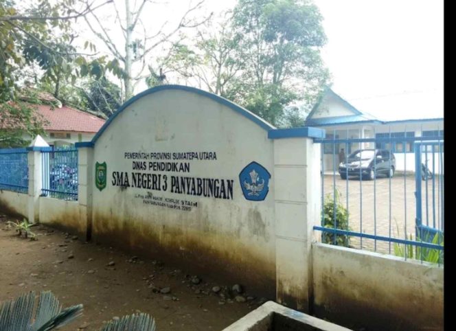 
					Keluarga Azkyal Fikri Pertanyakan Kewenangan Wali Kelas Honorer dalam Pemberhentian Siswa SMA Negeri 3 Panyabungan